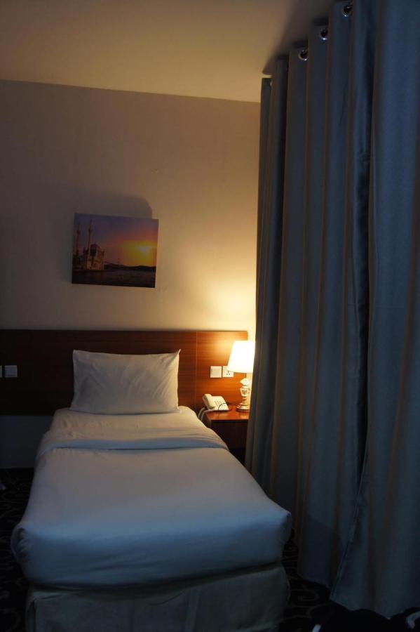 דובאי Three 888 Hotel מראה חיצוני תמונה